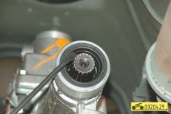 Поддевая отверткой, извлеките оба сальника ГАЗ 31105 Волга