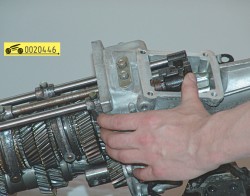Передвиньте шток включения заднего хода в положение заднего хода ГАЗ 31105 Волга