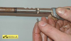 В отверстие штока вставлен промежуточный штифт ГАЗ 31105 волга