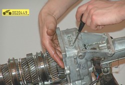 Выньте шарики фиксаторов ГАЗ 31105 Волга