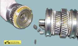 Разъедините первичный и вторичный валы ГАЗ 31105 Волга
