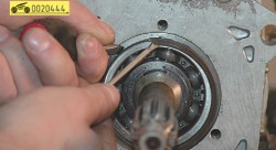 Снимите стопорное кольцо подшипника ГАЗ 31105 Волга