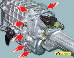 Выверните болты крепления переднего картера ГАЗ 31105 Волга