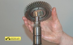 Снимите шестерню 1-й передачи ГАЗ 31105 Волга