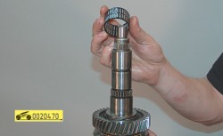 Снимите подшипник шестерни 1-й передачи ГАЗ 31105 Волга