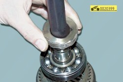Снимите ведущую шестерню привода спидометра ГАЗ 31105 Волга