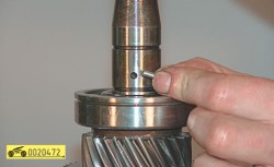Выньте стопорный штифт ГАЗ 31105 Волга