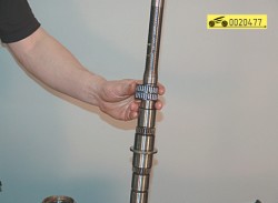 Снимите подшипник шестерни задней передачи ГАЗ 31105 Волга