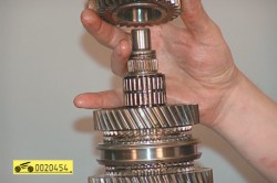 Снимите шестерню 3-й передачи ГАЗ 31105 Волга