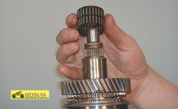 Снимите игольчатый подшипник шестерни 3-й передачи ГАЗ 31105 Волга