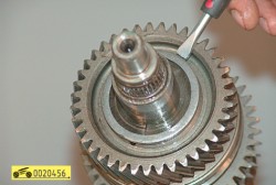 Снимите стопорное кольцо упорных полуколец ГАЗ 31105 Волга