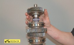 Снимите шестерню 2-й передачи ГАЗ 31105 Волга