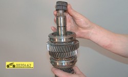 Снимите игольчатый подшипник шестерни 2-й передачи ГАЗ 31105 Волга