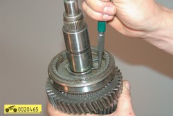 Снимите стопорное кольцо муфты синхронизатора ГАЗ 31105 Волга