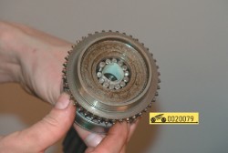 Вставьте ролики в гнездо первичного вала ГАЗ 31105 Волга