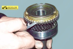 Проверьте зазор между шестернями и соответствующими блокирующими кольцами ГАЗ 31105 Волга