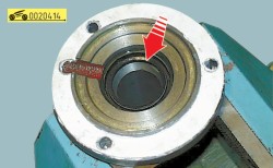 Запрессуйте новый сальник в крышку подшипника ГАЗ 31105 Волга