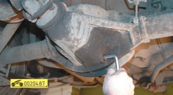 Выверните пробку сливного отверстия ГАЗ 31105 Волга