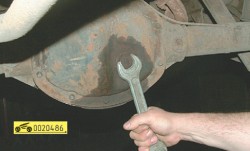 Выверните пробку маслозаливного отверстия и слейте масло ГАЗ 31105 Волга