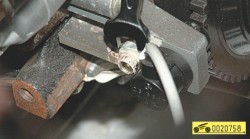 Выверните болт крепления ГАЗ 31105 Волга