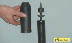 Снимите со штока амортизатора защитный колпак ГАЗ 31105 Волга