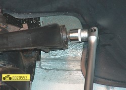 Ослабьте затяжку болтов оси верхнего рычага ГАЗ 31105 Волга