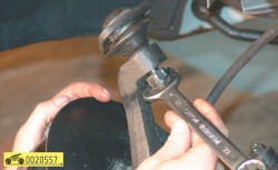 Отверните и снимите гайку крепления пальца ГАЗ 31105 Волга