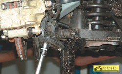 Выверните три болта крепления опоры ГАЗ 31105 Волга