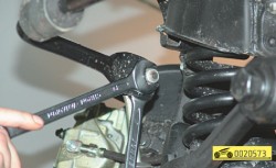 Остоединяем палец от стабилизатора ГАЗ 31105 Волга