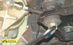 Отверните корончатые гайки крепления стоек стабилизатора ГАЗ 31105 Волга