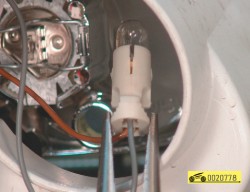 Вынимаем лампу из патрона ГАЗ 31105 Волга