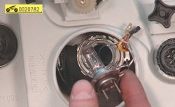 Отсоедините провода от патрона лампы ГАЗ 31105 Волга