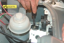 Отверните гайку крепления заднего кронштейна ГАЗ 31105 Волга