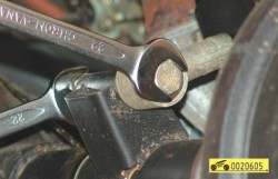 Выверните болт и снимите стабилизатор ГАЗ 31105 Волга