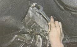 Расположение выключателя заднего хода ГАЗ 31105 Волга