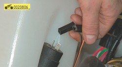 Отсоедините от электронасоса провода ГАЗ 31105 Волга