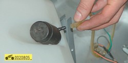 Отсоедините  шланг подачи жидкости ГАЗ 31105 Волга