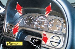 Выверните четыре винта крепления облицовки комбинации приборов ГАЗ 31105 Волга