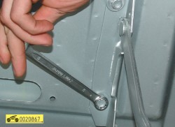 Выверните по два болта крепления капота к петлям с каждой стороны ГАЗ 31105 Волга