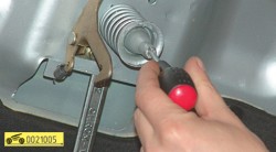 Регулировка защелки замка капота ГАЗ-31105 Волга