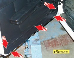 Выверните пять винтов крепления и снимите нижнюю накладку обивки с двери ГАЗ 31105 Волга