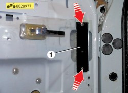 Осторожно снимите защитную пленку, приклеенную к внутренней панели двери ГАЗ 31105 Волга