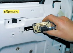Снимите тягу с ручки ГАЗ 31105 Волга