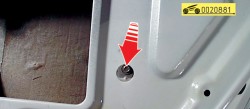 Выверните нижний болт крепления стойки ГАЗ 31105 Волга