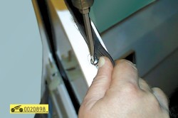 Выверните винт верхнего крепления стойки ГАЗ 31105 Волга