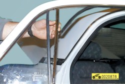 Оттяните немного верхний уплотнитель ГАЗ 31105 Волга