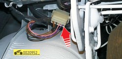 Разъедините колодку с проводами ГАЗ 31105 Волга