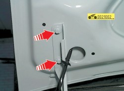 Ослабьте по два болта крепления крышки к петлям ГАЗ 31105 Волга