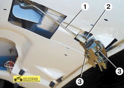 Отсоедините тягу от рычага замка ГАЗ 31105 Волга