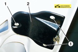 Снимите накладку замка багажника ГАЗ 31105 Волга